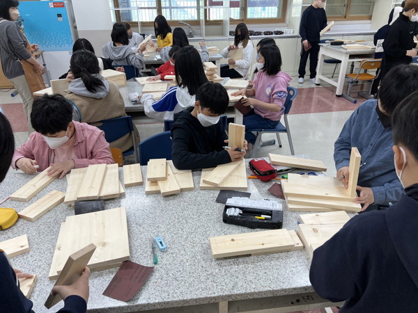 ▲ 찾아가는 목공수업 진행중인 모습.