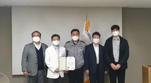 ▲ 의왕시 소재 계요병원에 감사장 전달 모습.