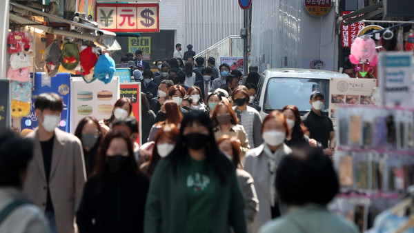 ▲ 서울 중구 명동거리가 시민들로 붐비고 있다. /뉴시스