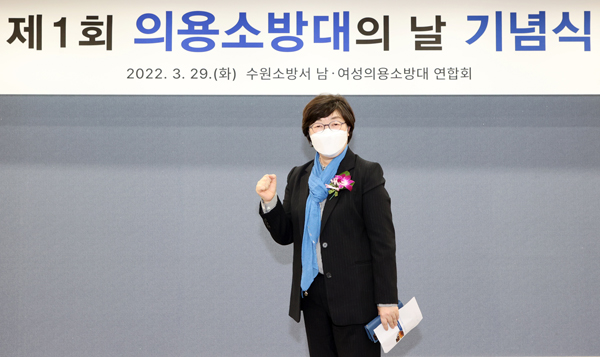 ▲ 수상 기념사진 촬영하는 박옥분 의원.