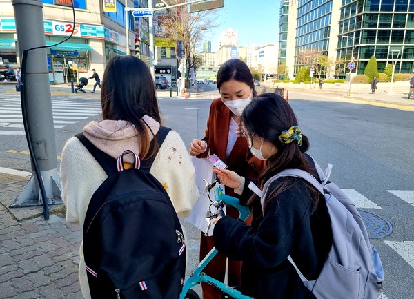 ▲ 용인서부경찰서, 불법촬영 카메라 점검 홍보 활동 진행중인 모습.