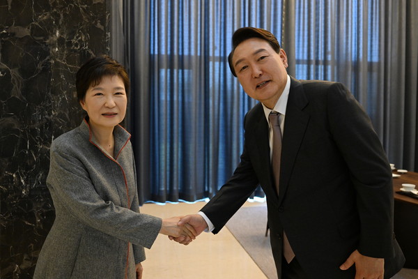 ▲ 손 잡은 윤석열 대통령 당선인-박근혜 전 대통령. /뉴시스