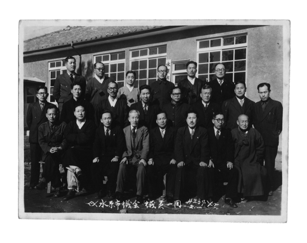 ▲ 1952년 제1대 수원시의회 의원 일동.
