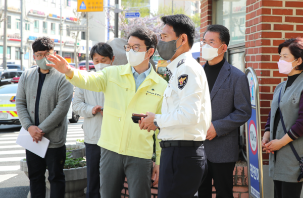 ▲ 응봉사거리 교차로 현장을 찾은 정원오 성동구청장이 경찰서와 합동으로 일대 교통 현황을 살피고 있다.