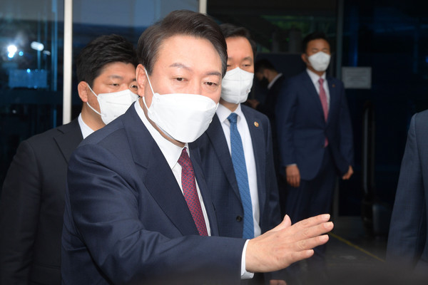▲ 취재진 질문에 답하는 윤석열 대통령 당선인. /뉴시스