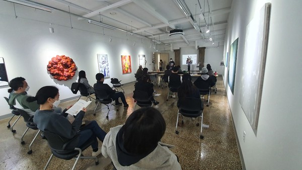 ▲ 2021 푸른지대창작샘터 1기 참여작가 평론가 워크숍.