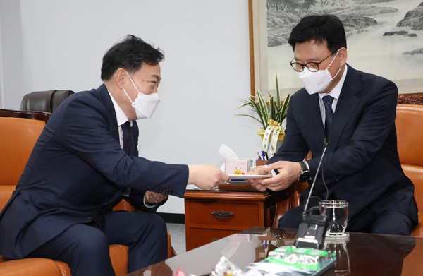 ▲ 국회 법사위원장에게 서류 건네는 김오수 검찰총장. /뉴시스