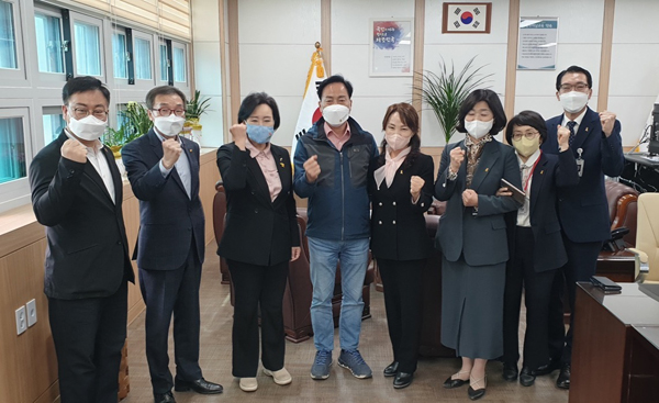 ▲ 정윤경 위원장 광주하남교육지원청 방문 기념사진.