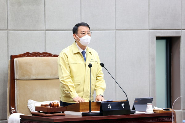 ▲ 제296회 시흥시의회 임시회 개회하는 박춘호 의장.