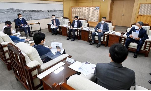 ▲ 박남춘 인천시장과 주민자치회장들이 참여한 ‘2021년 주민자치회형 주민참여예산 실행 우수사업 성과 공유회의'.