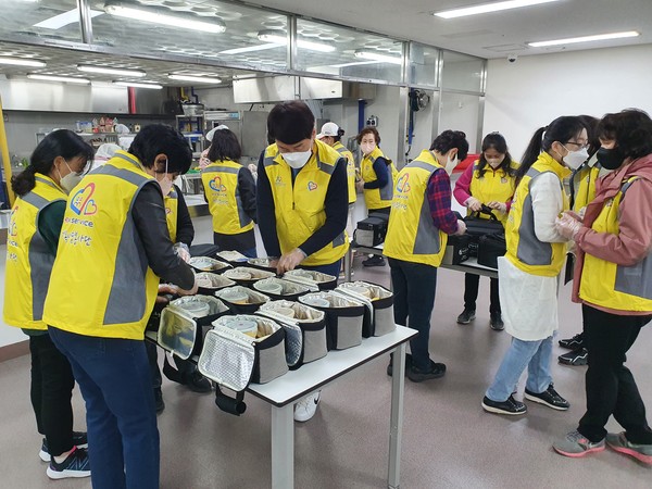▲ 한국도로공사서비스(주)수도권 동부영업센터, 봉사활동 진행중인 모습.