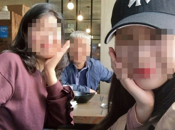 ▲ 백신 3차 접종 뒤 급성 뇌출혈로 쓰러져 숨진 박정남(가명·59)씨가 생전 가족과 함께 찍은 사진. /뉴시스