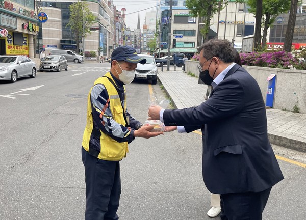 ▲ 공영주차장 직원 격려 모습.