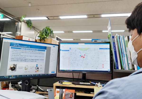 ▲ 성동구청 담당자가 PC화면을 통해 한눈에 누수위험 현황을 파악하고 있다.