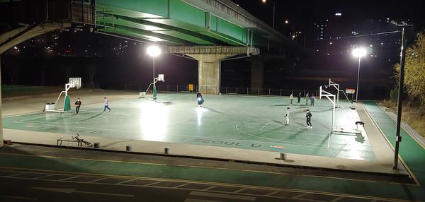 ▲ 양천구, 안양천 양평교 농구장 스마트 LED 조명으로 교체 후 모습.