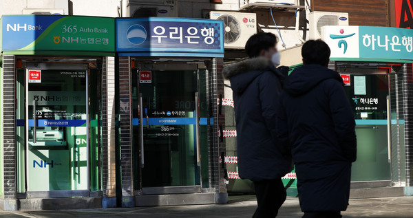 ▲ 서울 종로구 시중은행 현금자동입출금기(ATM). /뉴시스