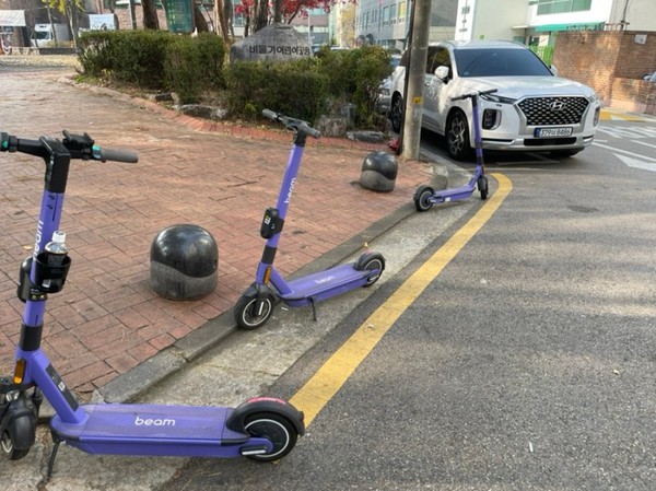 ▲ 무단 주차된 전동킥보드.