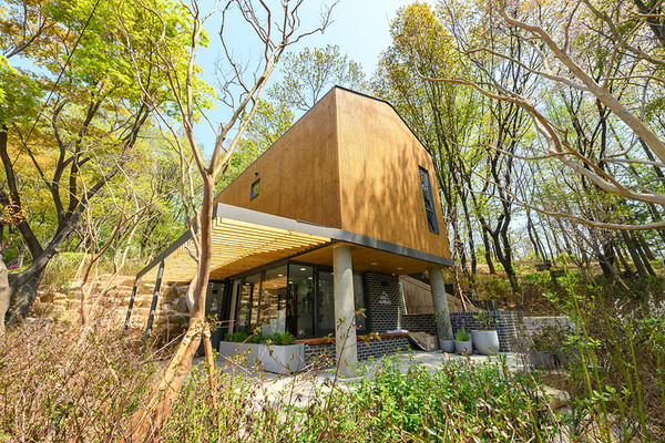 ▲ 용왕산 작은책쉼터 전경.