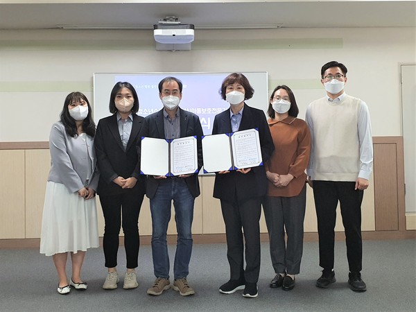 ▲ 안양만안청소년수련관-안양시아동보호전문기관, 지역 내 아동 및 청소년 보호 업무협약 체결 기념사진 촬영.