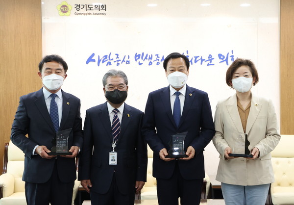 ▲ 장현국 의장, 도교육청 공로패 수상 기념사진.