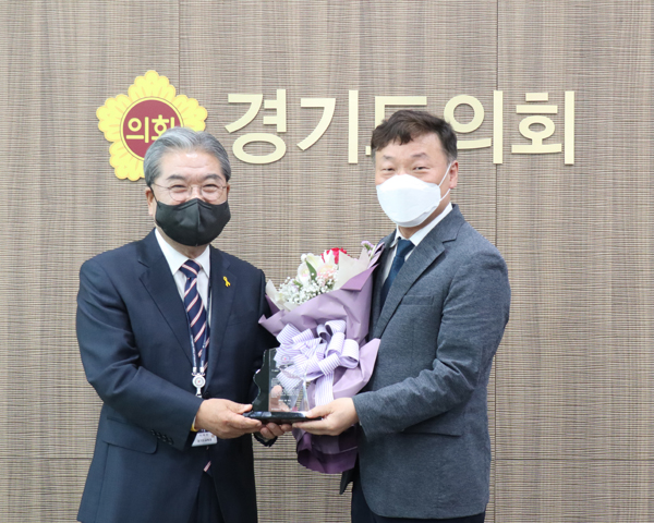 ▲ 남종섭 위원장, 교육감 감사패 수상사진.
