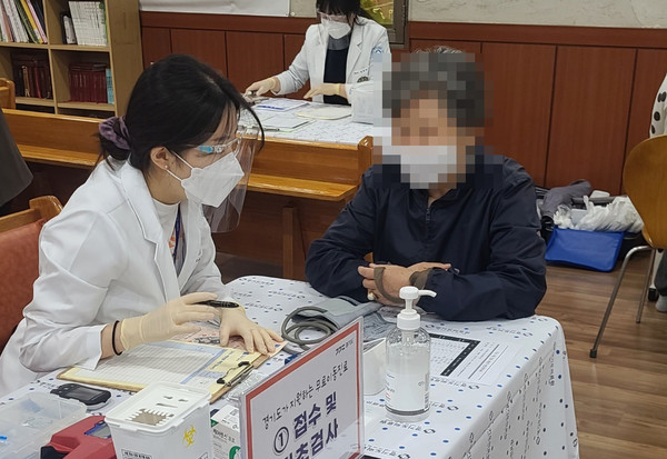 ▲ 지역주민 진료서비스 진행중인 모습.