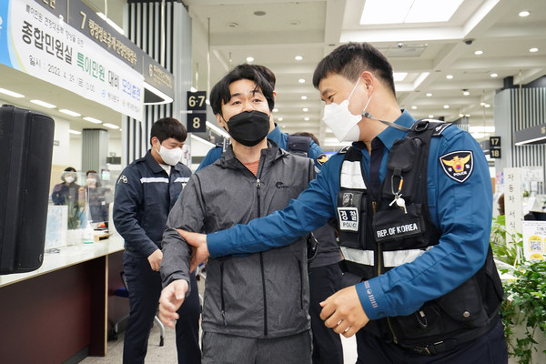 ▲ 특이민원대비 모의훈련 모습.