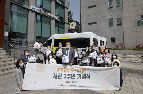▲ 길기연 대표이사와 팸투어 참가자가 다누림 미니밴 앞에서 기념 사진을 찍고 있다.