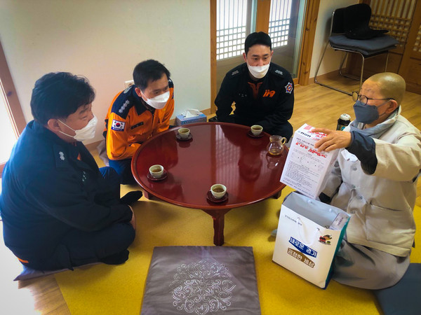 ▲ 약사사 화재 대비 안전컨설팅 실시 모습.