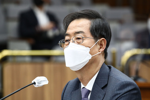 ▲ 의원들 질의 답변하는 한덕수 후보자. /뉴시스