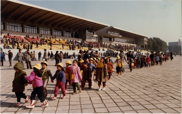 ▲ 1980년대 초 뚝섬 서울경마공원을 찾은 유치생들.