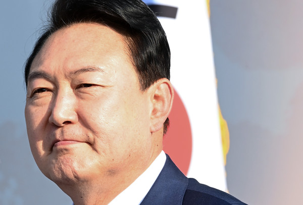 ▲ 윤석열 대통령 당선인이 6일 오후 서울 종로구 삼청동 인수위원회 잔디광장에서 열린 제20대 대통령직인수위원회 해단식에서 참석자들을 바라보고 있다.