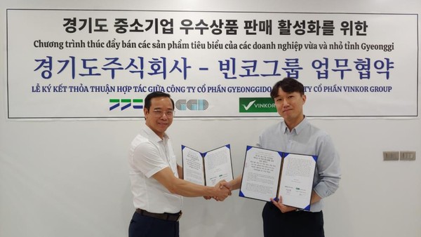 ▲ 경기도주식회사-VINKOR 그룹 업무협약식(왼쪽부터 응우옌 반 꼬이 VINKOR 그룹 회장, 태준 경기도주식회사 유통2실 실장).