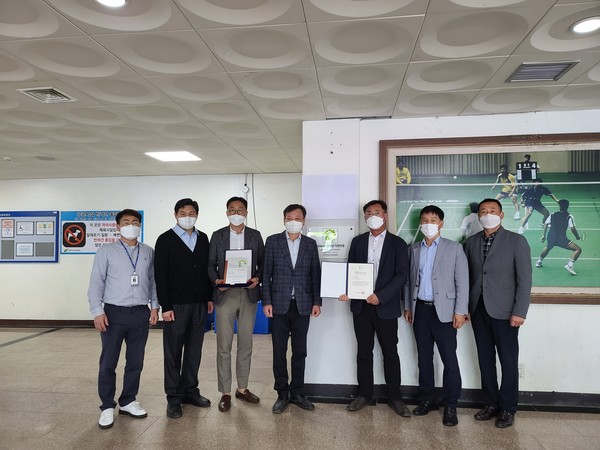 ▲ 여주실내체육관 실내공기질인증 현판식.