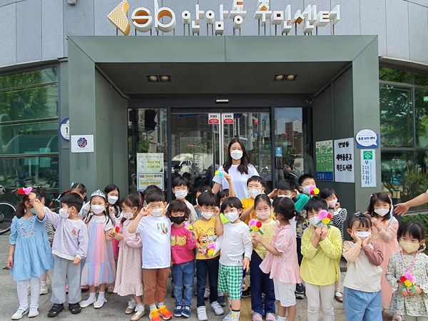 ▲ 카네이션 주민센터에 전달한 안암어린이집 원아들.