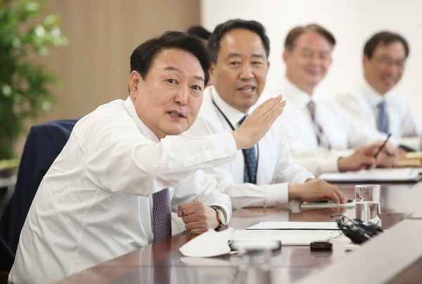 ▲ 윤석열 대통령이 서울 용산 대통령실 청사 대회의실에서 열린 대통령 주재 수석비서관회의를 주재하고 있다.