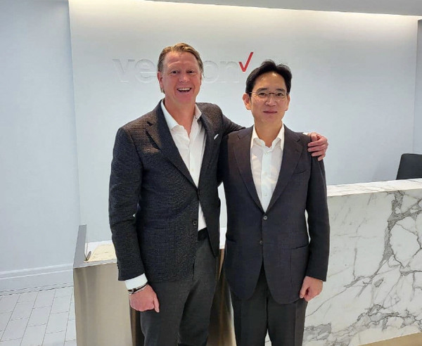 ▲ 이재용(오른쪽) 삼성전자 부회장과 버라이즌 베스트베리 CEO./뉴시스
