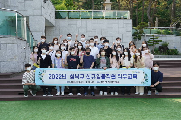 ▲ 성북동 대사관로에 위치한 우리옛돌박물관에서 전시 관람 후 단체 기념촬영을 하고 있다.