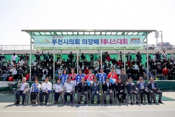 ▲ 2022년 부천시의회 의장배 테니스대회 개회식 단체기념촬영.