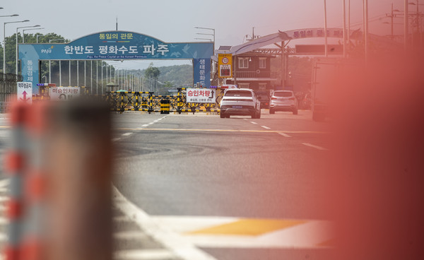 ▲ 북한 내 코로나19가 확산하고 있는 16일 오후 경기 파주시 통일대교 남단에 바리케이드가 설치되어 있다. /뉴시스