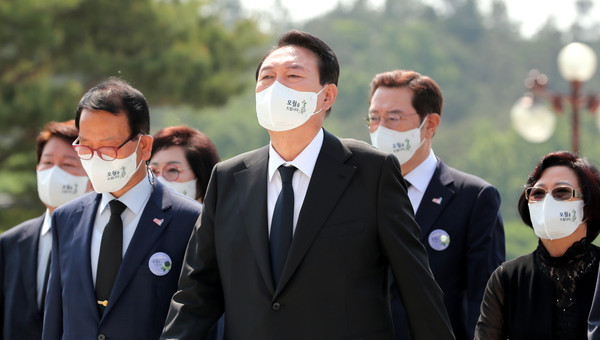 ▲ 윤석열 대통령이 18일 오전 광주 북구 운정동 국립5·18민주묘지에서 열린 5·18민주화운동 42주기 기념식에 참석하고 있다. /뉴시스