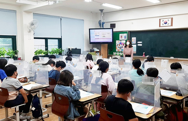 ▲지난해 동대문구 한 초등학교에서 찾아가는 '초등 심리검사 해석특강'에 참여하고 있는 장면.