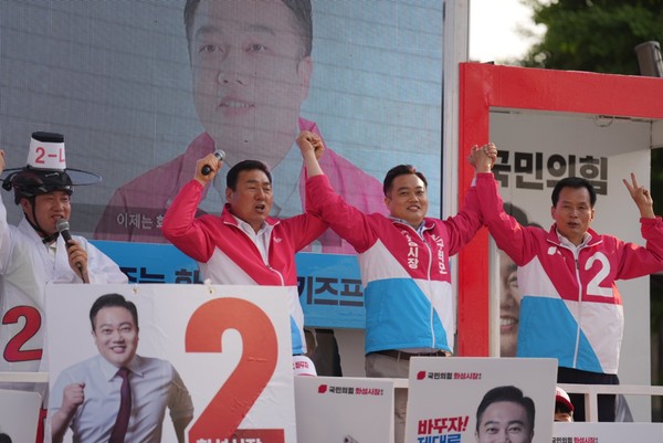 ▲ 구혁모 화성시장 후보, 병점에서 합동유세 진행중인 모습.