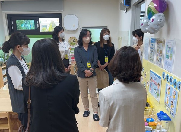 ▲ 2022년 부모모니터링단으로 활동한 부모 및 전문가가 현장실습을 진행하고 있다.