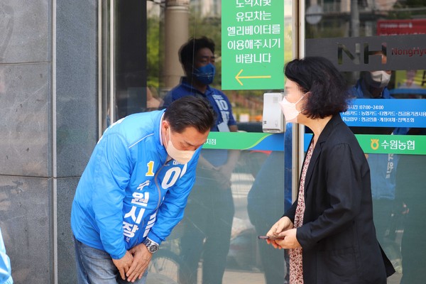 ▲ 이재준 수원시장 후보가 유세 일정을 소화하고 있다.