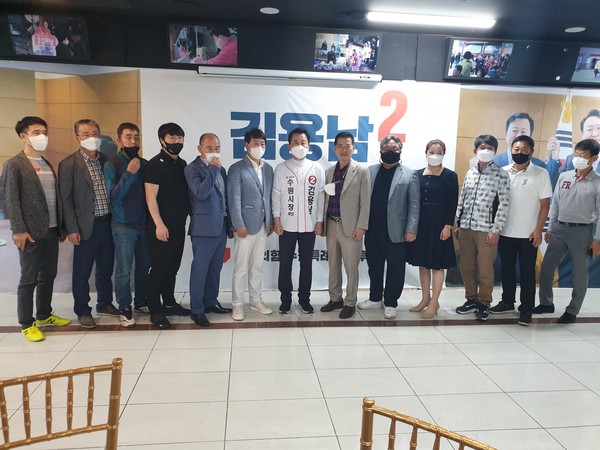 ▲ 김용남 수원시장 후보, 수원시 축구협회 운영진들과 스포츠 지원 정책 간담회 가진 후 기념사진 촬영.
