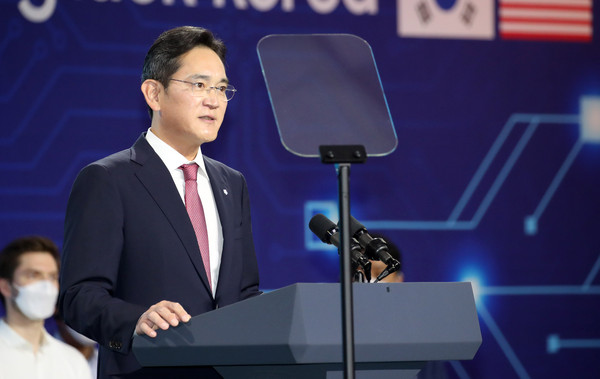 ▲ 이재용 삼성전자 부회장이 경기 평택 삼성전자 반도체 공장을 방문한 윤석열 대통령과 조 바이든 미국 대통령 연설에 앞서 인사말하고 있다.
