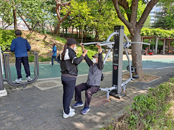 ▲ 양천구, 공스장 관련 신트리공원 스트레칭 및 근력운동법 지도 모습.
