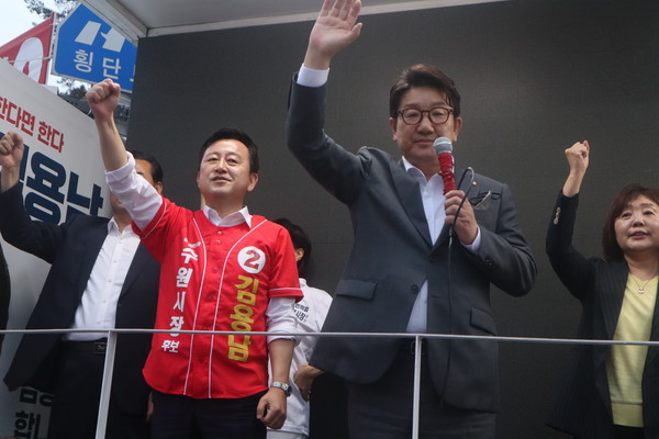 ▲ 김용남 수원시장 후보, 권성동 원내대표와 유세하는 모습.