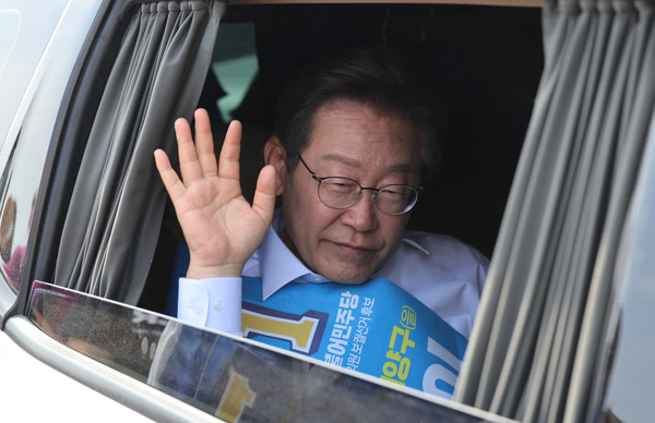 ▲ 손 흔드는 이재명 후보. /뉴시스